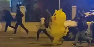 Pikachu foge da polícia durante protestos na Turquia; vídeo