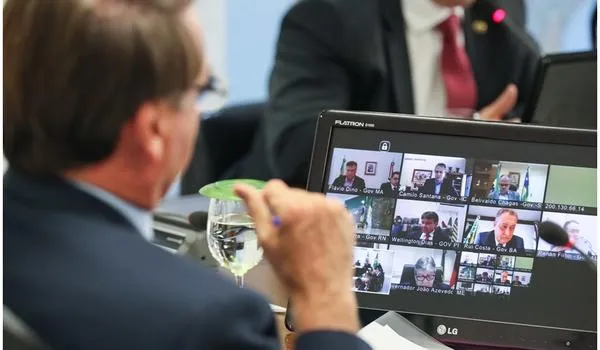 Bolsonaro pede a governadores, em videoconferência, apoio a veto de reajuste do funcionalismo até o final de 2021