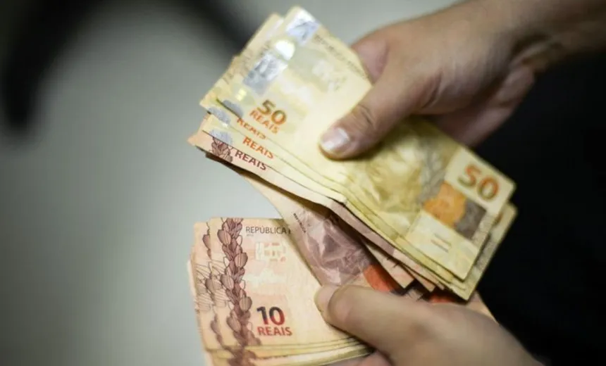Aprovada em comissão, LDO preve salario minimo de R$ 1.040 em 2020