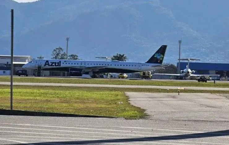 Aeroporto de Florianópolis é fechado após avião sofrer danos durante pouso