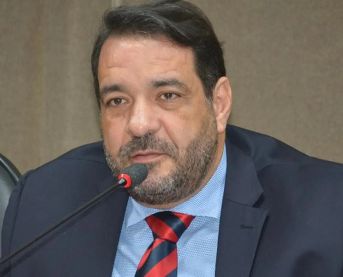 Deputado denuncia descaso da escola em Salvador
