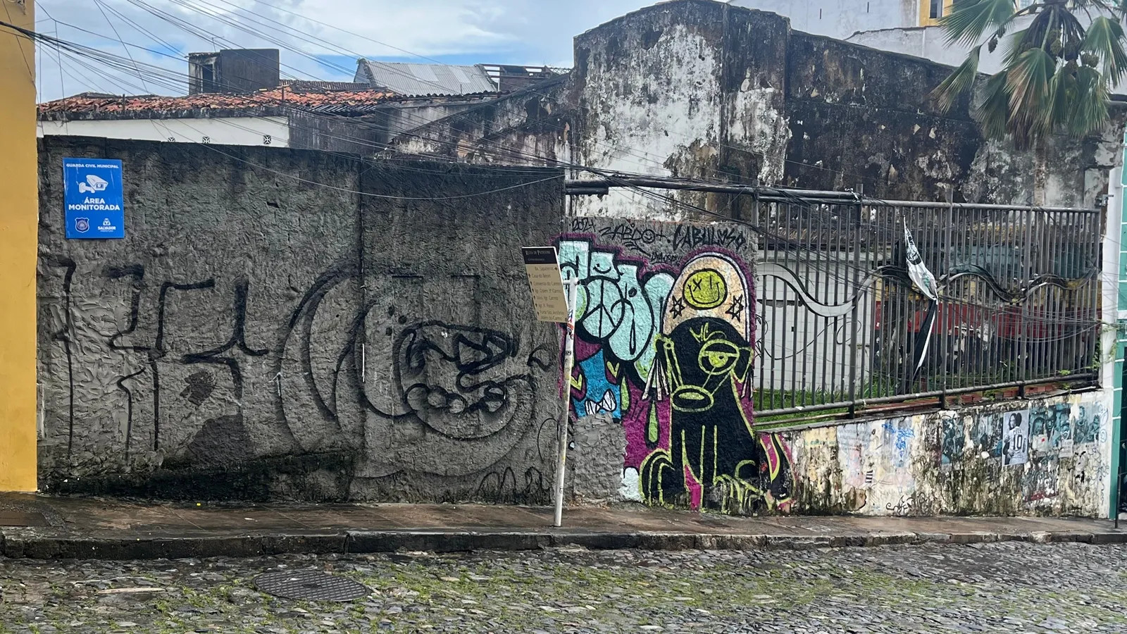 Abandonada, Praça do Reggae segue como depósito de lixo no Pelourinho