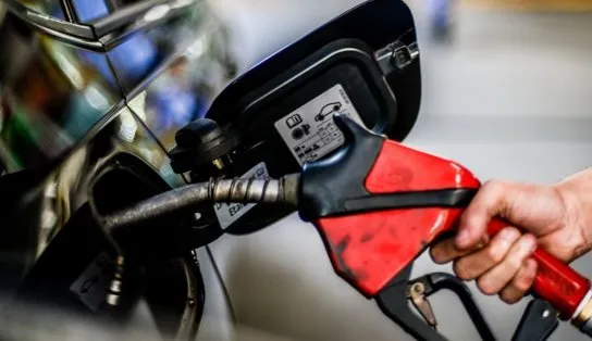 Gasolina fica 5,18% mais cara a partir deste sábado nas refinarias; diesel aumenta ainda mais