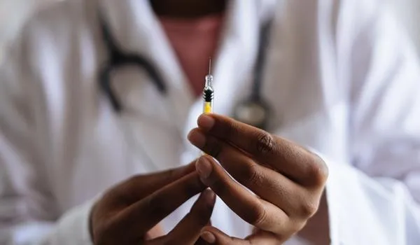 Começa vacinação contra Covid-19 nos EUA; enfermeira de Nova Iorque recebe 1ª dose de imunizante da Pfizer