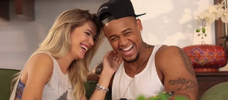 CASAL REAL: Lore Improta posta foto com Léo Santana e se declara para cantor