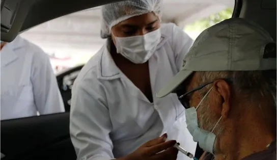 Vacinação reduz pela metade morte entre idosos com mais de 80 anos, aponta estudo