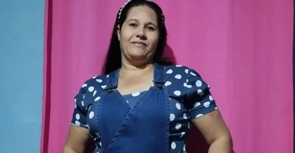 Mulher é atropelada por caminhão após cair de moto em Guanambi