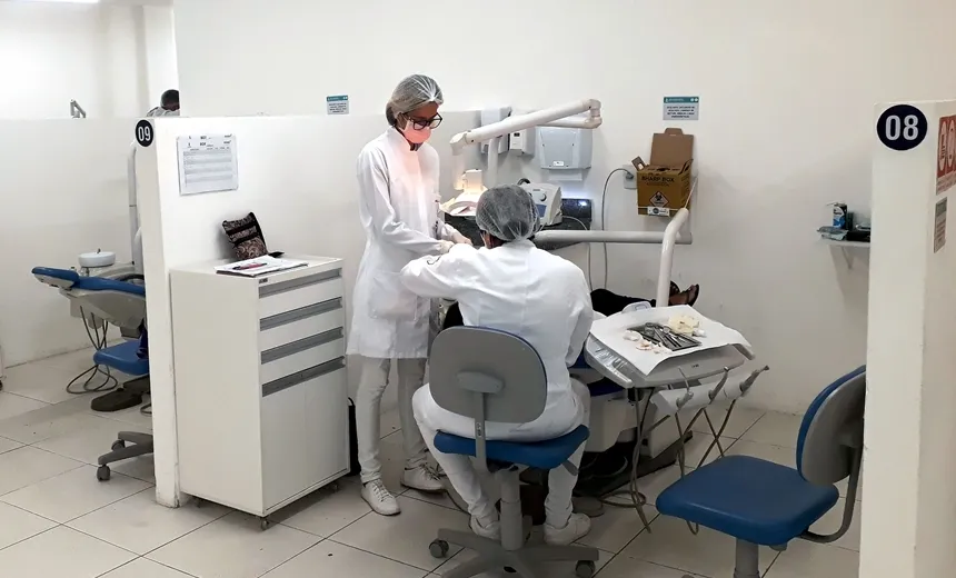 Atendimento odontológico a preço popular é oferecido em universidade no Imbuí; confira