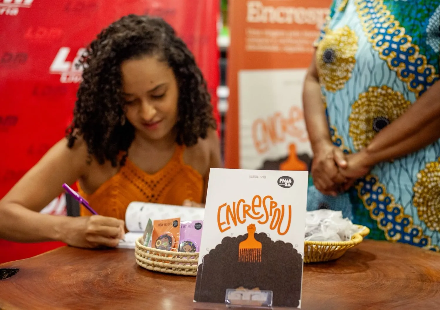 Projeto conta história dos cabelos crespos em escolas públicas de Salvador