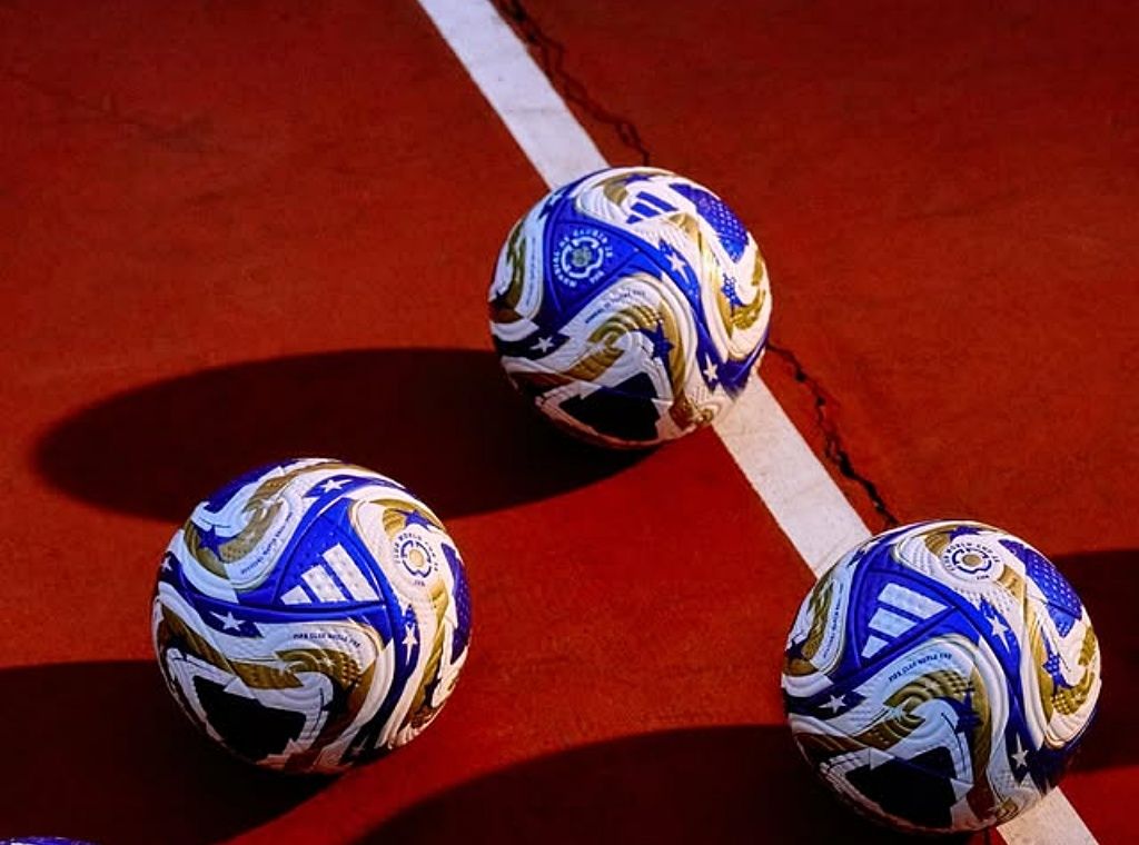  A nova bola do Mundial de Clubes terá tons de branco, dourado e azul. Foto: Divulgação/Adidas