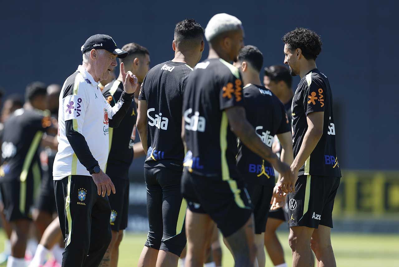 Ancelotti Conversa Com Jogadores No Treino Deste S&aacute;bado (27) Reprodu&ccedil;&atilde;o