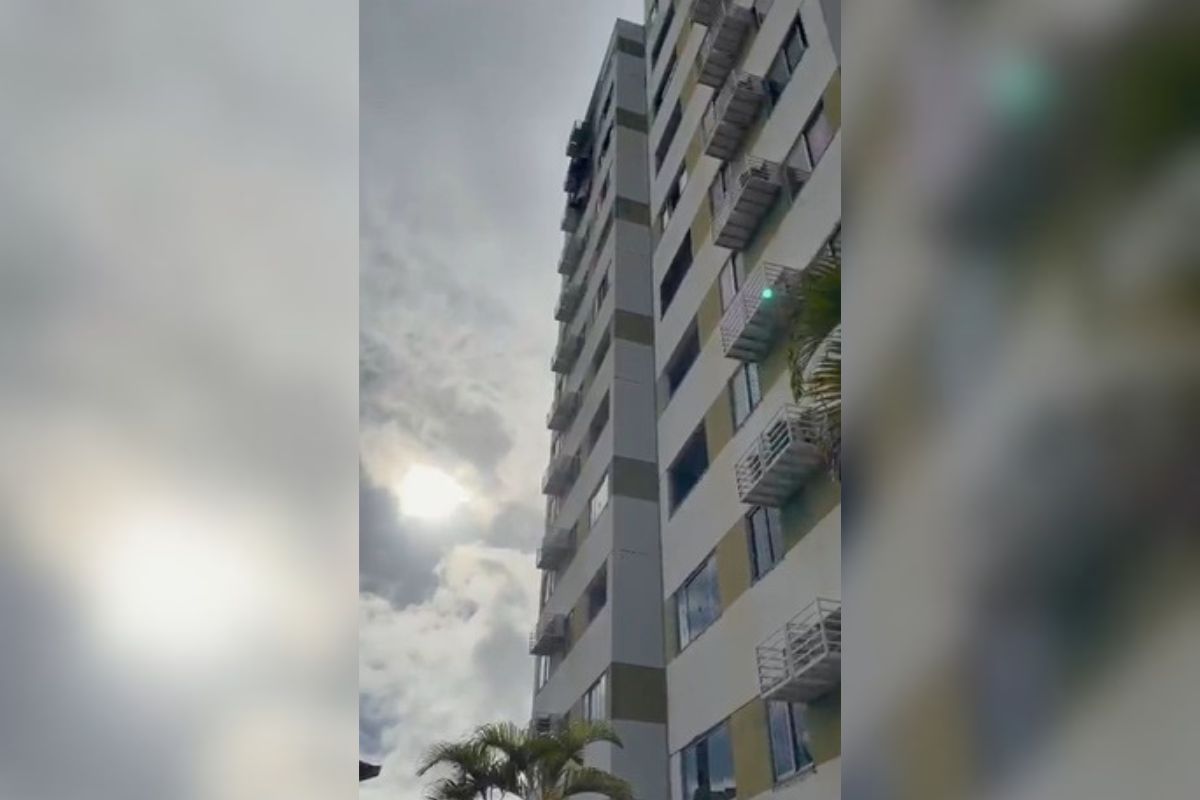 Pr&eacute;dio atingido por inc&ecirc;ndio no bairro de Brotas, em Salvador. Foto: Reprodu&ccedil;&atilde;o | V&iacute;deo