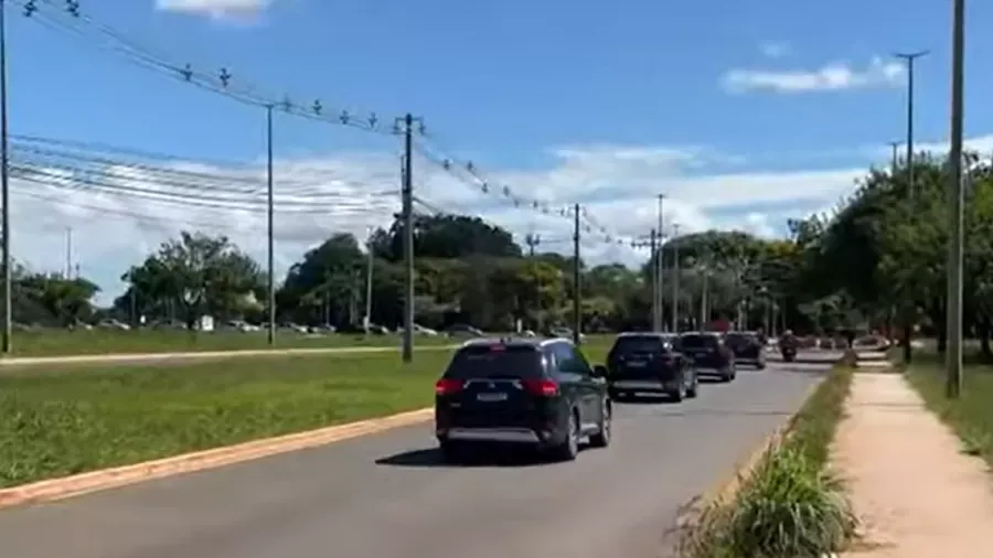 Bolsonaro deixa prisão e se interna para realização de cirurgia