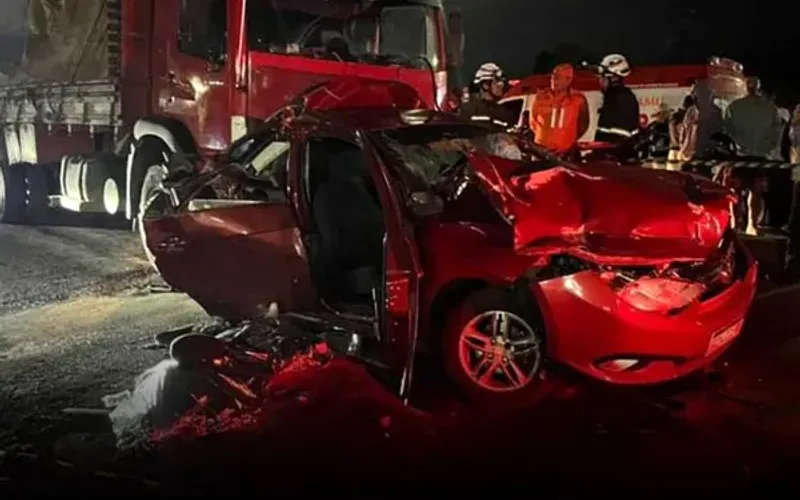 Devido &agrave; gravidade do sinistro e &agrave; posi&ccedil;&atilde;o em que os cinco ve&iacute;culos pararam na rodovia, a pista precisau ser totalmente interditada para o tr&aacute;fego em ambos os sentidos/Foto: Reprodu&ccedil;&atilde;o/Blog do Marcelo&nbsp;