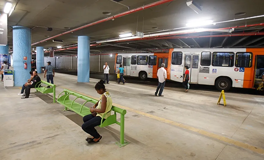 Trio de suspeitos assalta ônibus na saída da Estação da Lapa 