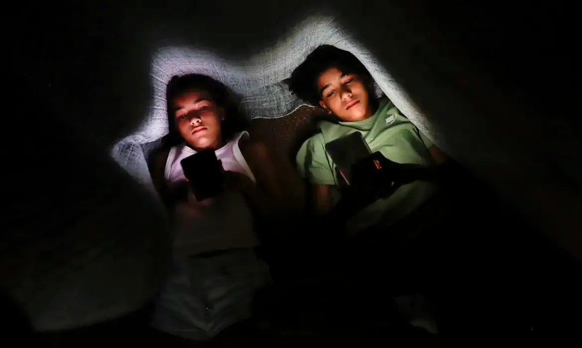 Criado no Brasil em 2024, Movimento Desconecta propõe que pais e escolas se unam para adiar o uso de telefones celulares na adolescência. Foto: Joedson Alves / Agência Brasil