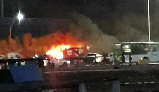 Caminhão de sorvete pega fogo e gera engarrafamento na BR-324; veja vídeo