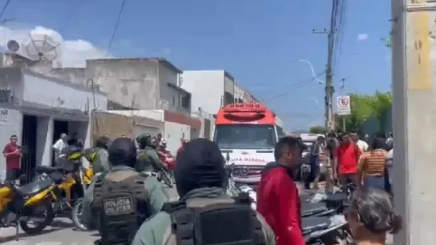 Equipes da Polícia Militar foram enviadas ao local, que também recebeu a presença de familiares e amigos das vítimas. | Foto: TV Verdes Mares