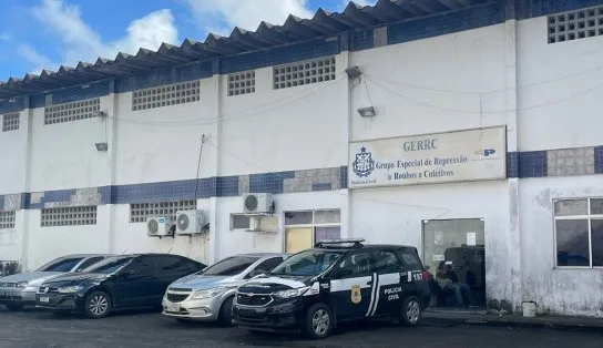 Bandidos assaltam rodoviários que estavam em ônibus que seguia para a garagem nesta sexta, em Salvador