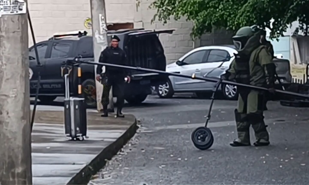 Suspeita de bomba interdita rua em Salvador; esquadrão antibomba é acionado.Foto: Reprodução
