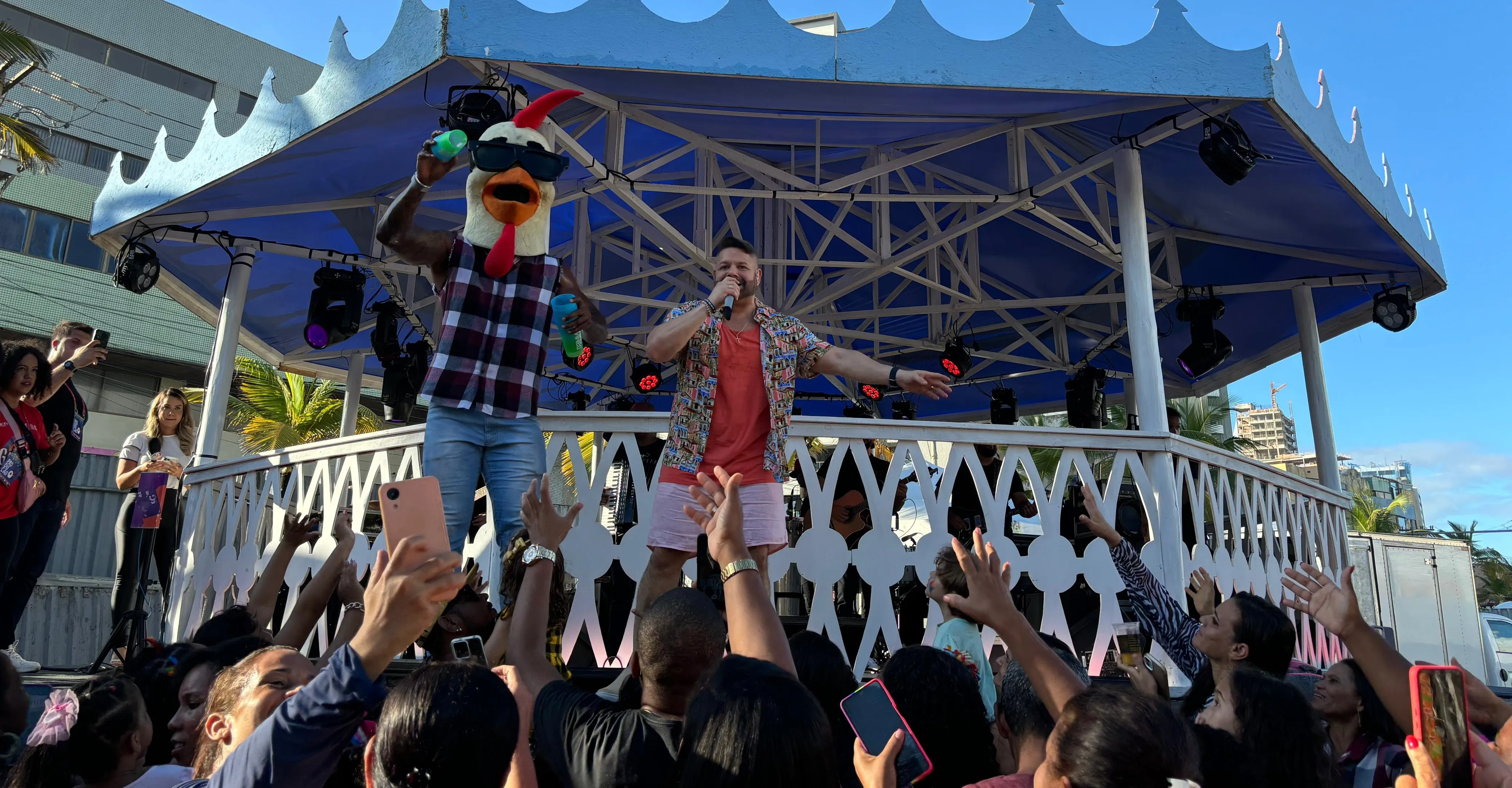 Sobe ao palco Danniel Vieira, primeira atração musical do Arraiá do Galinho