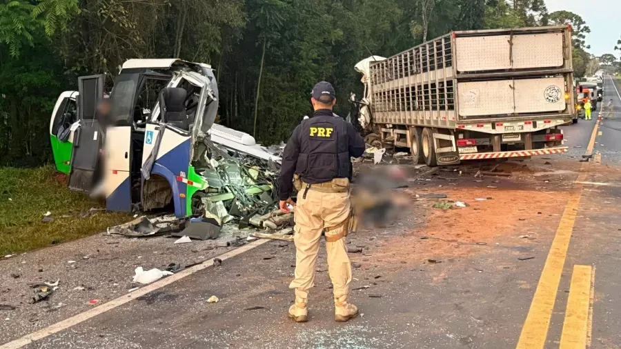 Acidente entre micro-ônibus e carreta deixa ao menos 22 pessoas mortas
