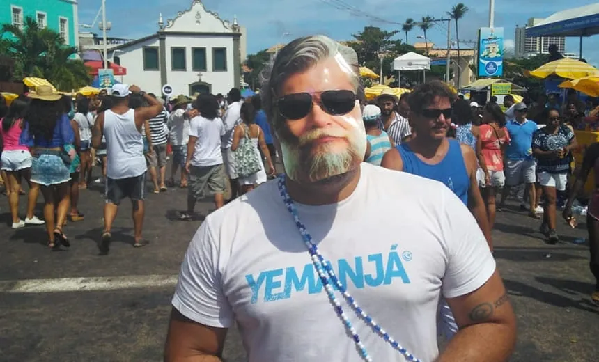 Carioca usa máscara de ator durante festa de Iemanjá: “Apoiar os dependentes químicos”