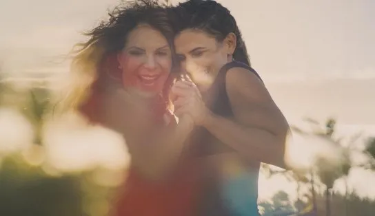 Nova composição de Nizan Guanaes é lançada na voz de Elba Ramalho e Mariana Aydar; assista o clipe