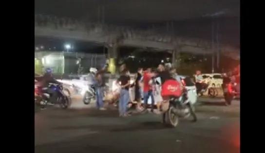 VÍDEO: casal é morto a tiros dentro de carro na Avenida ACM, em Salvador; dupla em moto fez os disparos