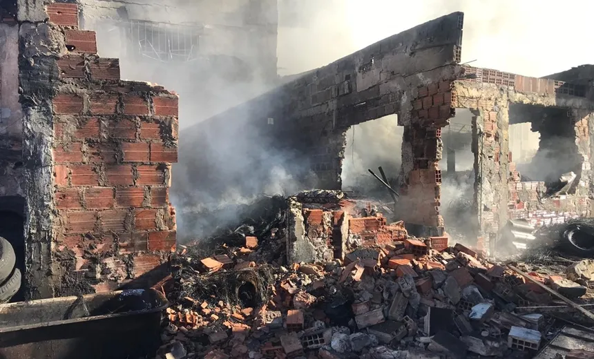 Incêndio atinge borracharia no bairro de Paripe; Corpo de Bombeiros está no local