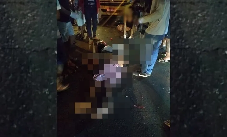 Uma pessoa morre e outra fica ferida em acidente envolvendo uma motocicleta e um micro-ônibus em Pau da Lima
