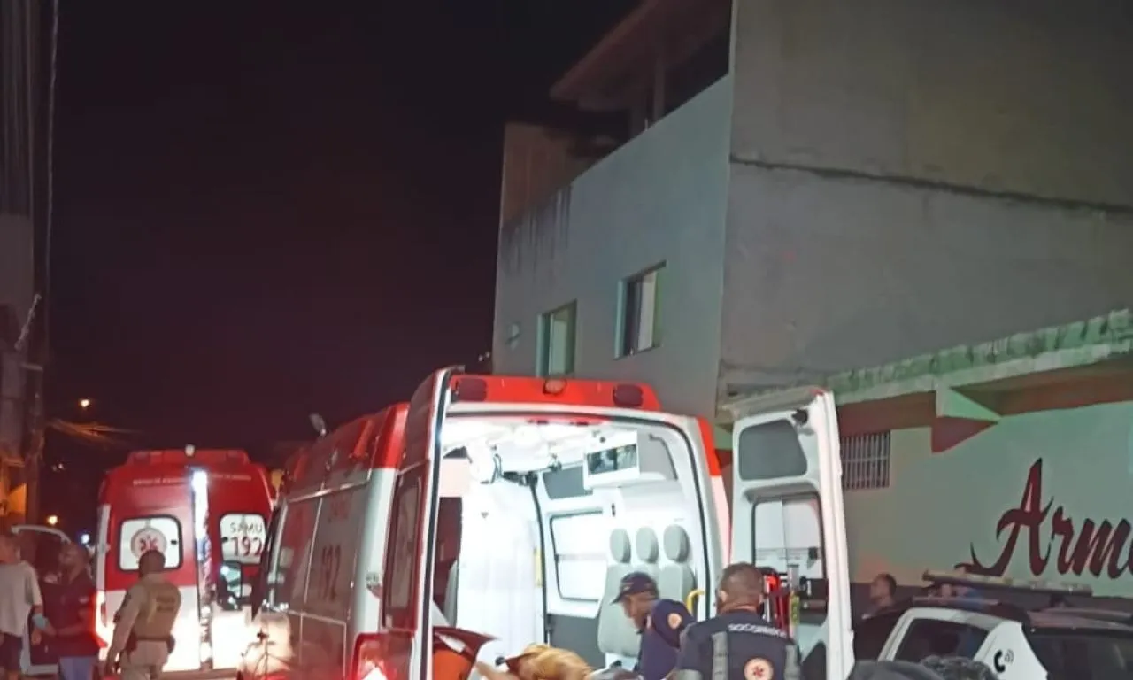 Três pessoas ficam feridas após ataque a tiros dentro de casa na Bahia; veja momento após o crime 