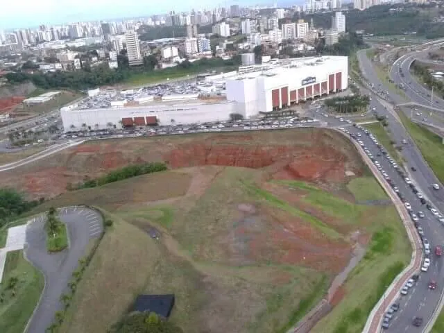 Shopping tem movimento intenso no fim de semana; mas anuncia cobrança de estacionamento em julho