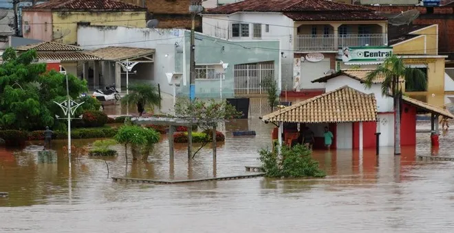 Enchentes do ‘verão chuvoso’ continuarão durante toda semana; Governo decreta estado de emergência em sete cidades baianas