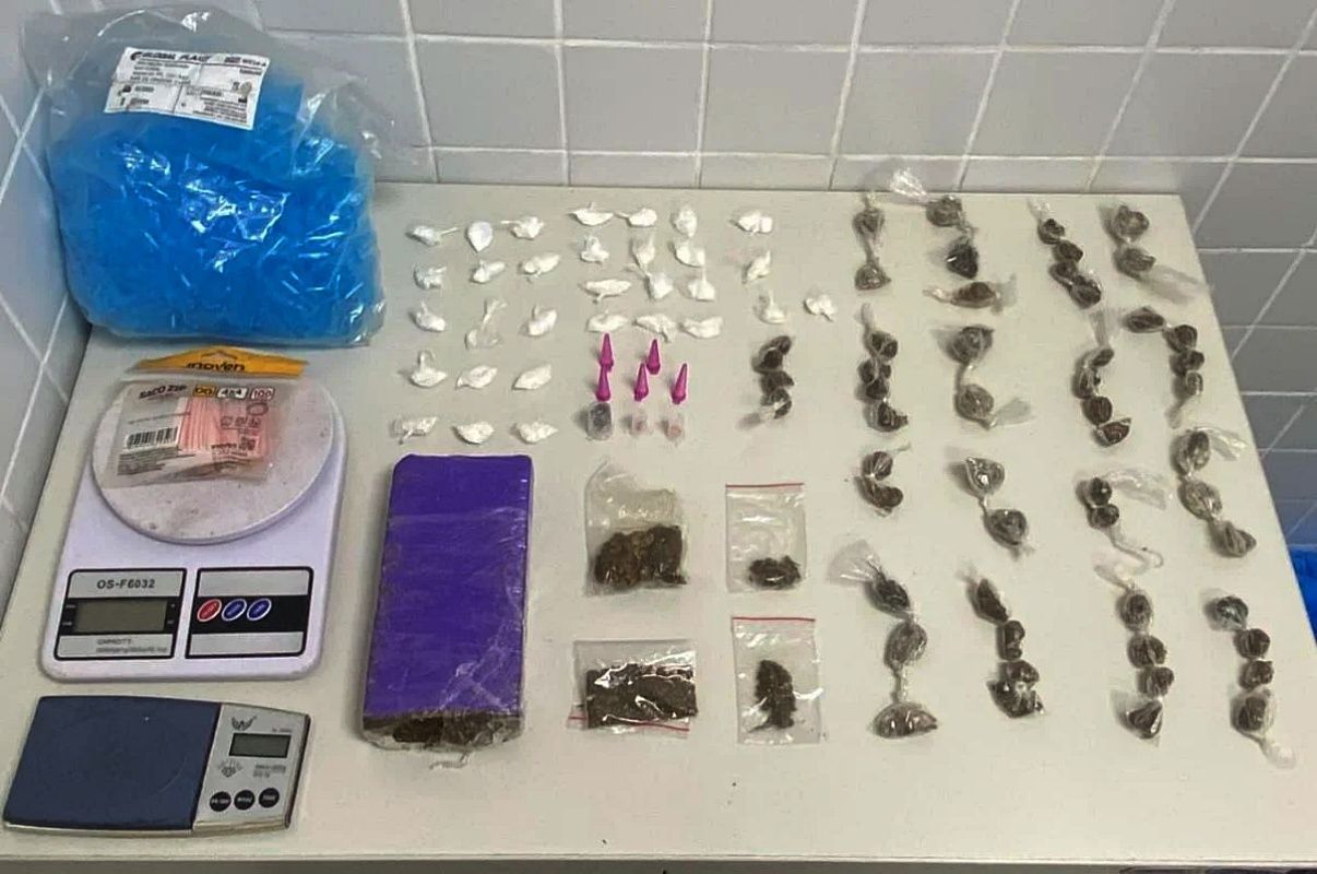 PM apreende drogas e balan&ccedil;as de precis&atilde;o em Feira de Santana. Foto: PMBA