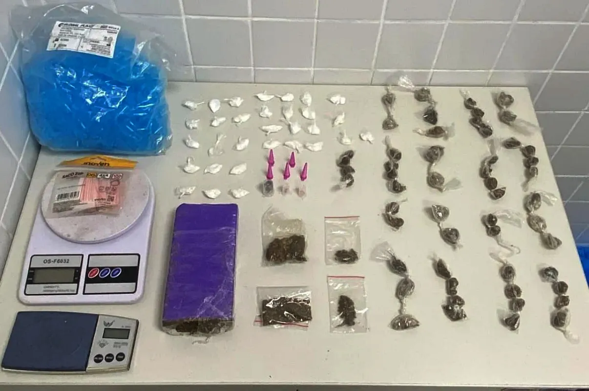 PM apreende drogas e balanças de precisão em Feira de Santana