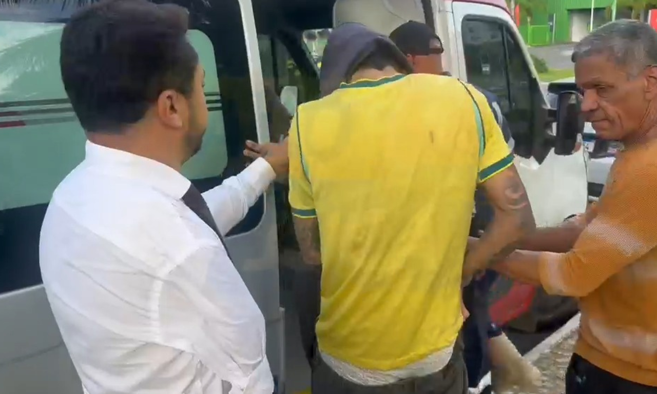 Influenciador passa mal e deixa delegacia de ambul&acirc;ncia em Salvador. Foto: Reprodu&ccedil;&atilde;o | Al&ocirc; Juca