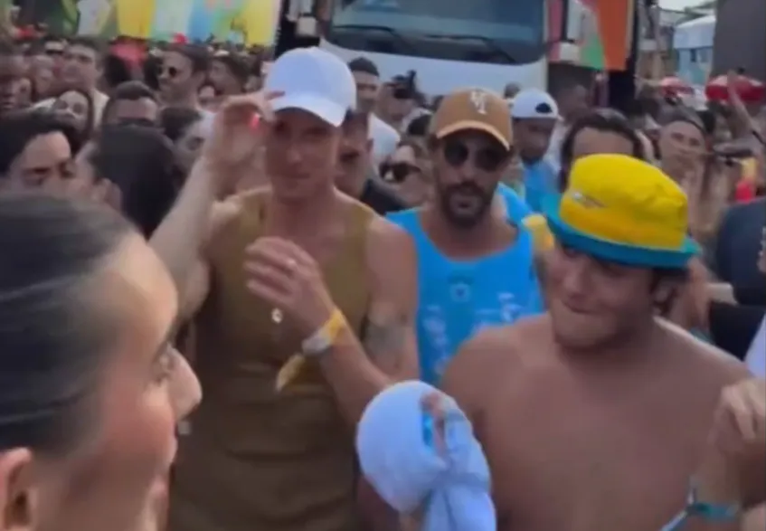 'Pivetes Sangalo': Marcelinho e Shawn Mendes descem do trio e curtem folia no chão
