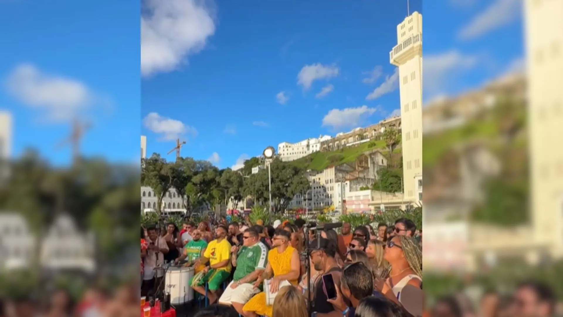Menos é Mais faz show surpresa no Comércio, em Salvador; Nattan participa