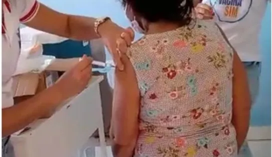 Técnica de enfermagem é flagrada em vídeo fingindo aplicar vacina em idosa na Bahia e acaba afastada