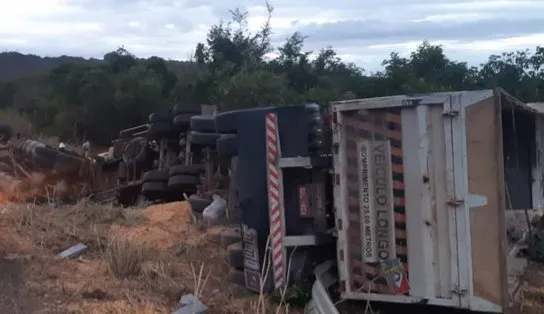 Motorista de caminhão morre em acidente em Ilhéus e corpo fica preso às ferragens