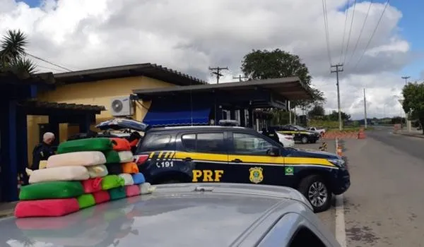 PRF prende homem e localiza cocaína avaliada em R$ 2,7 milhões na Bahia; material tinha foto de Escobar 