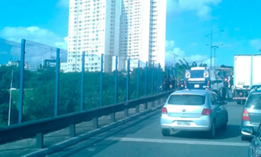 Urgente! Carro-forte bate contra viatura da PRF na Ladeira do Cabula
