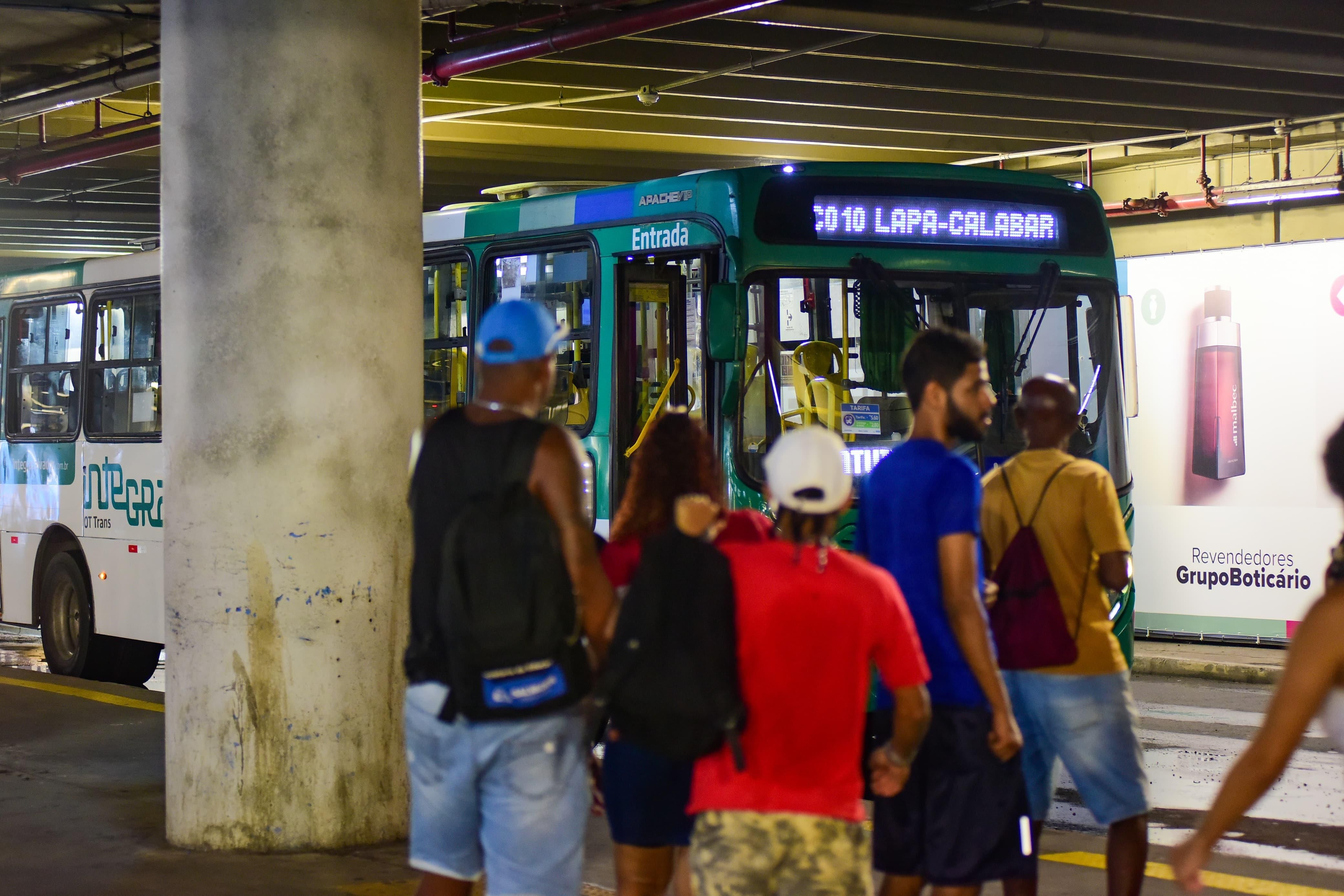 Passageiros aguardam ônibus na Estação da Lapa, em Salvador | Foto: Jefferson Peixoto/Secom