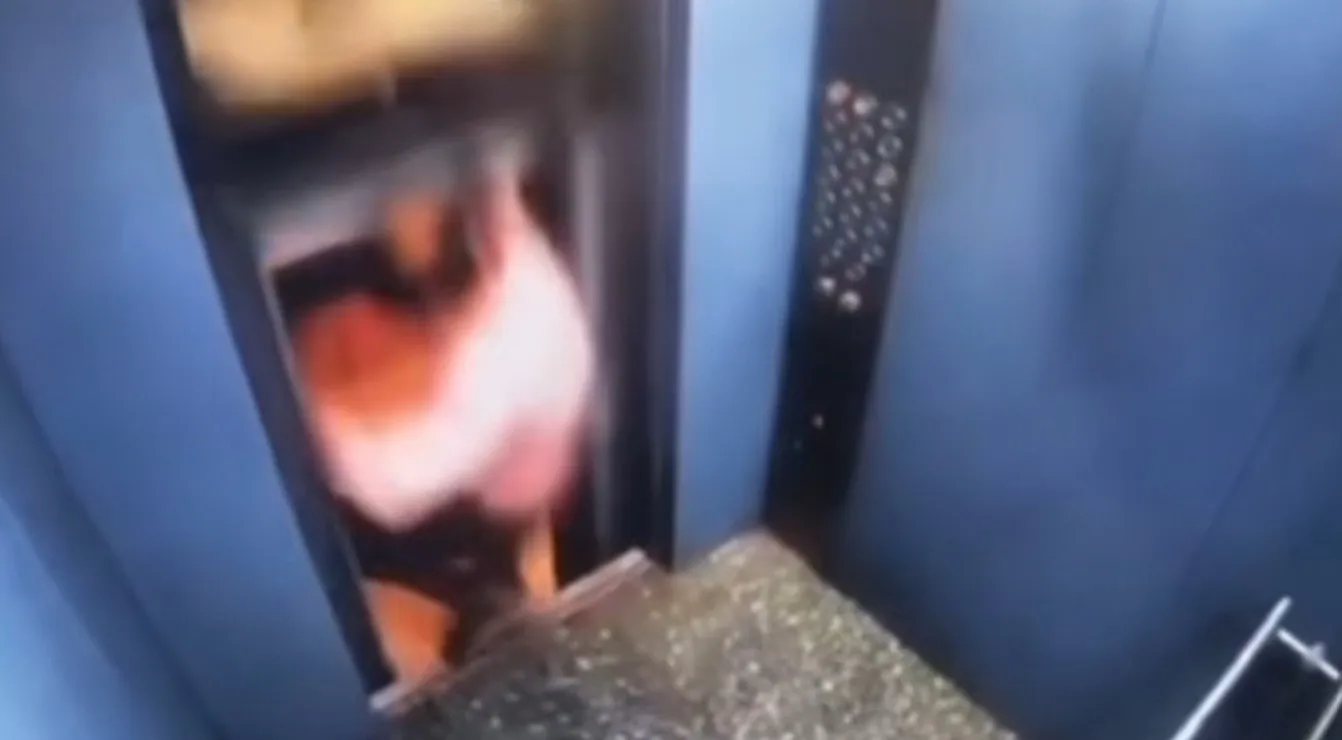 VÍDEO: homem escapa da morte antes de elevador despencar