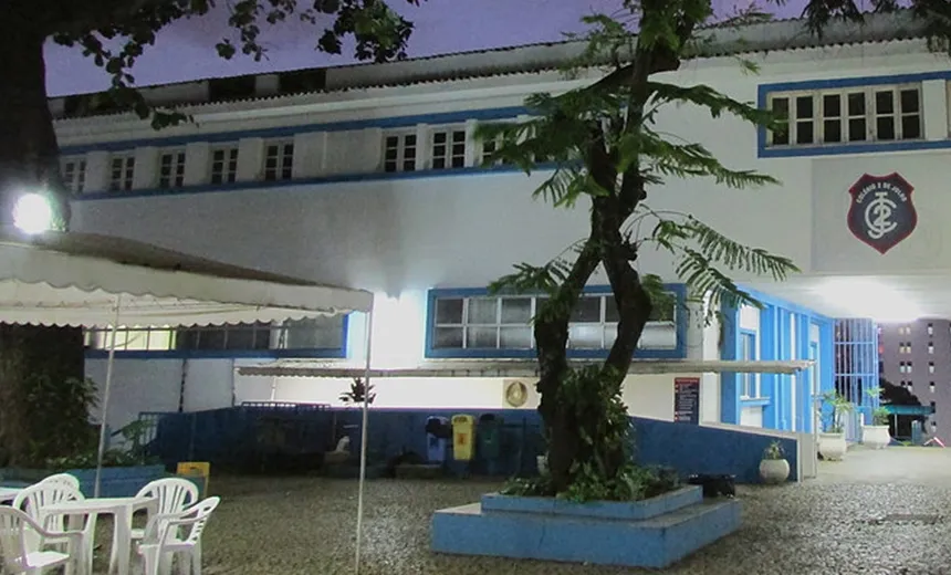 Instituições de ensino decidem suspender aulas após convocação de greve; jogo do Vitória está mantido