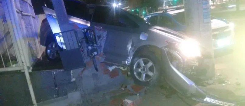 Líder do tráfico de São Marcos morre após furar blitz da PM e bater carro em poste na Av.ACM