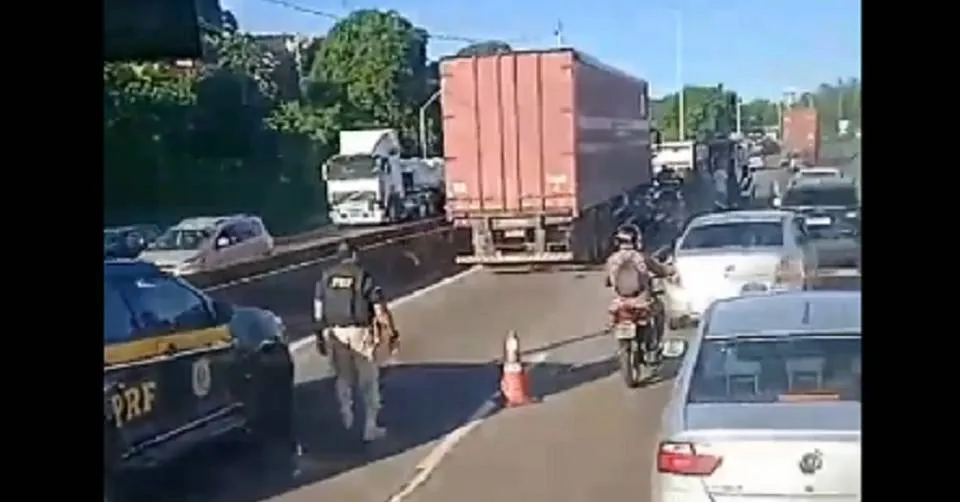 Acidente envolvendo caminhão e motocicleta deixa uma pessoa ferida na BR-324