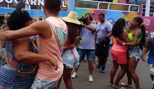 Trio junino leva energia do forró para dentro da Avenida e foliões caem na dança; veja