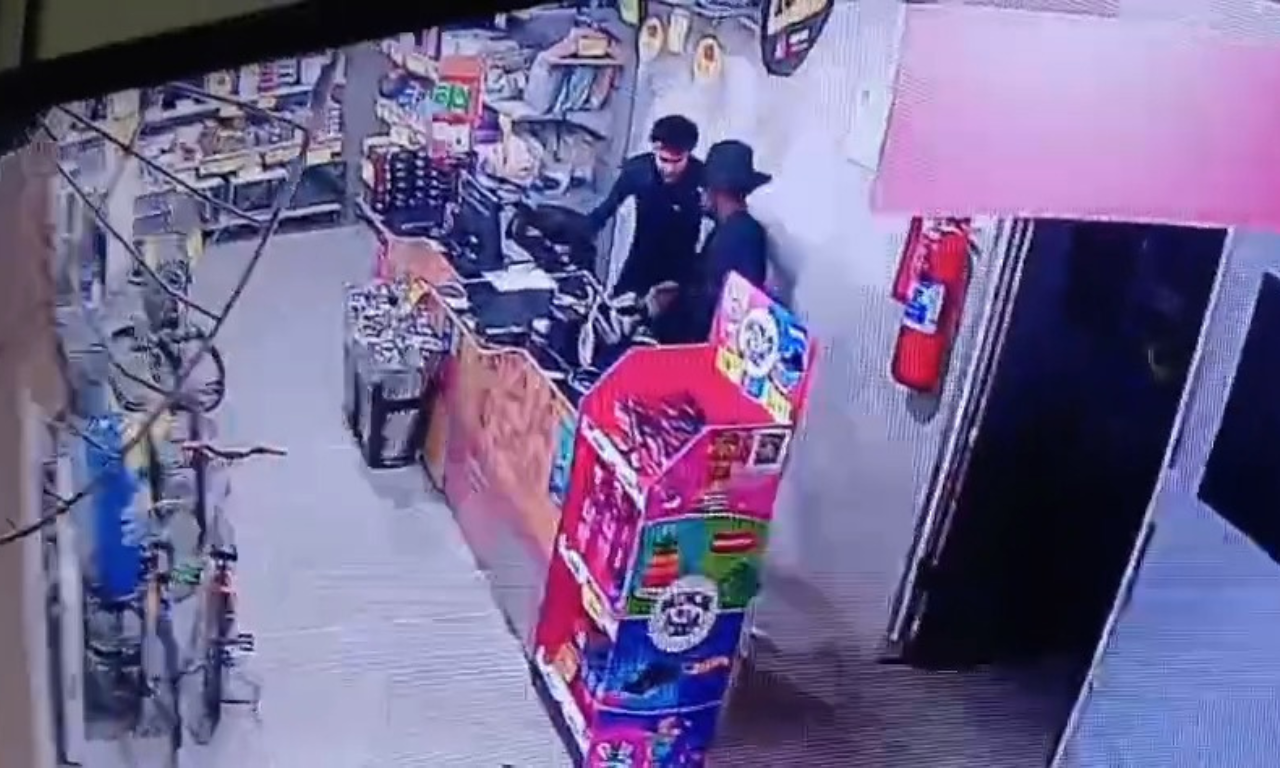 V&Iacute;DEO: funcion&aacute;rios s&atilde;o feitos ref&eacute;ns durante assalto a loja na Bahia. Foto: C&acirc;mera de seguran&ccedil;a